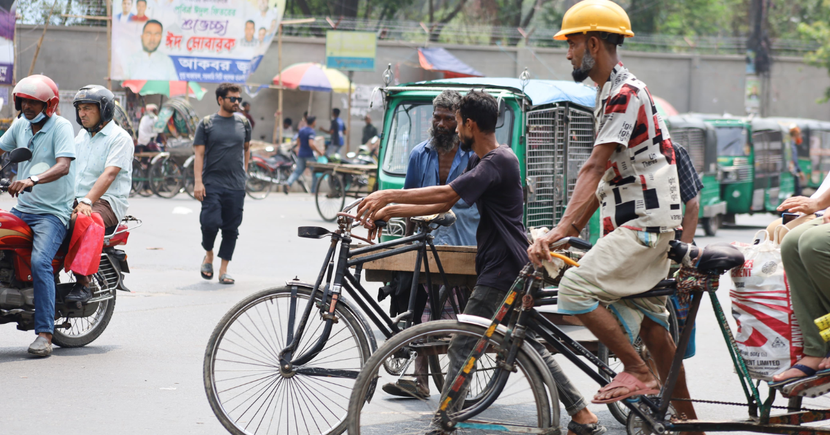 গরমের তীব্রতায় ক্যাপ ব্যবহার করছেন রিকশাচালকরা।