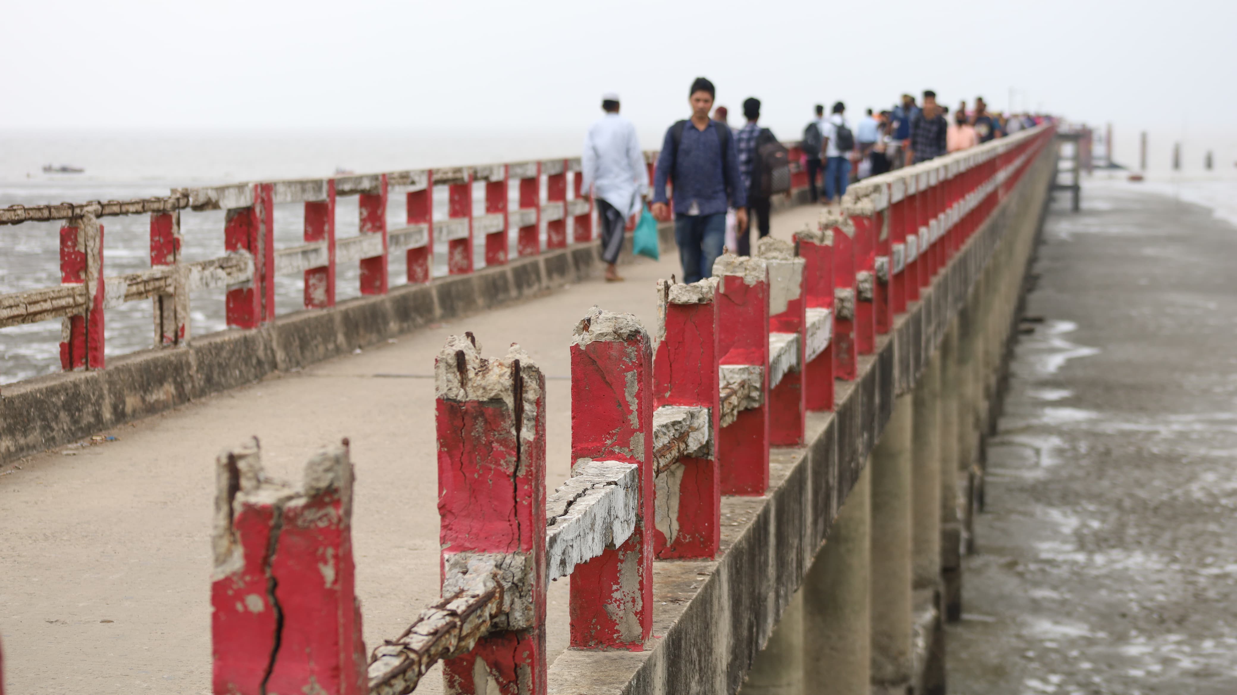 সন্দ্বীপ গুপ্তছড়ায় আধুনিক জেটি হলেও সীতাকুণ্ডের কুমিরায় জেটির অবস্থা জরাজীর্ণ।