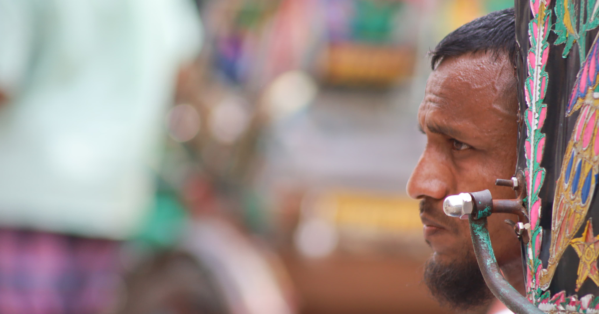 গরমে হাসফাস অবস্থা। মানুষ বের হচ্ছে কম। ফলে মিলছে না আশানুরূপ ভাড়া।