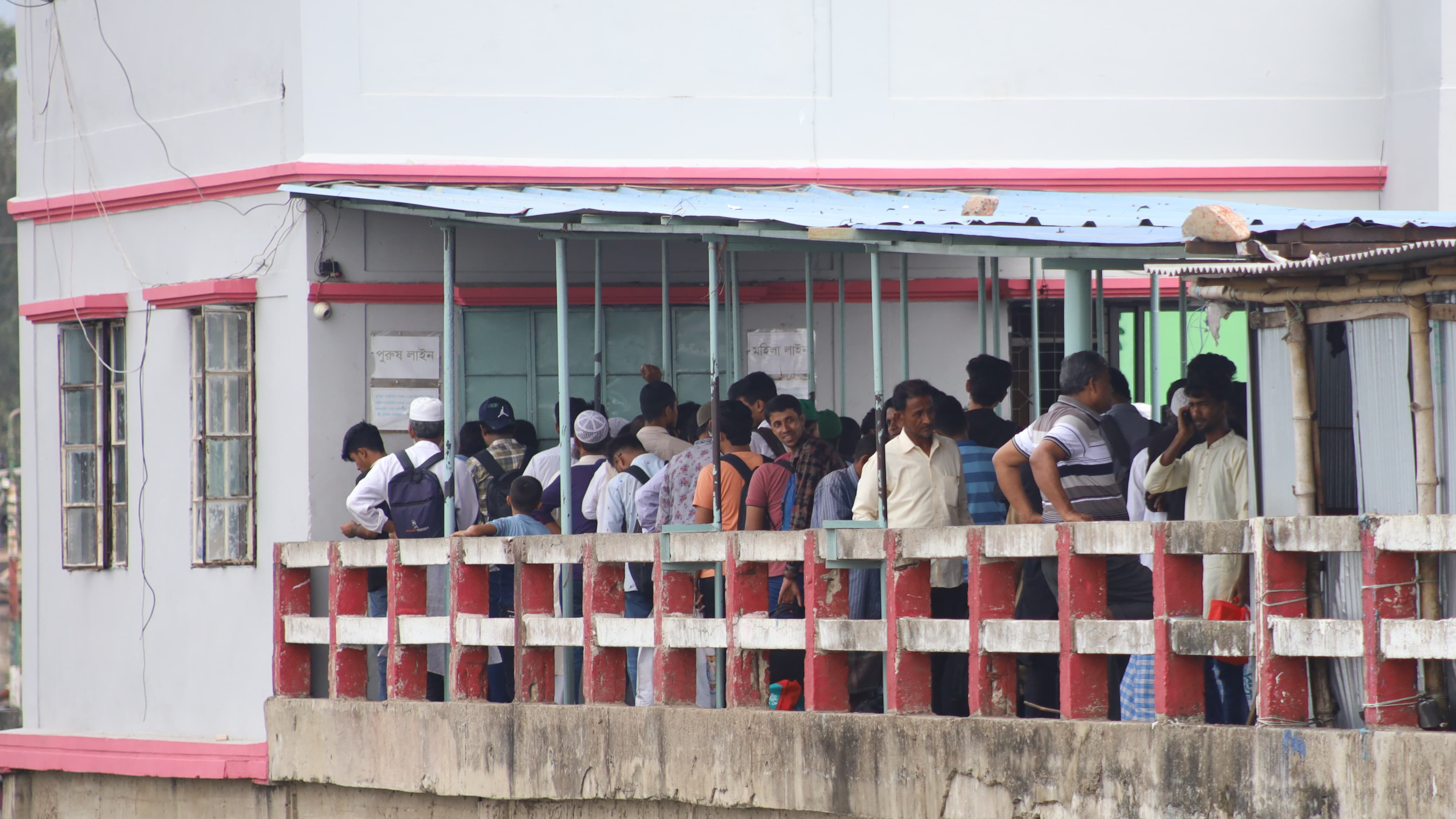 টিকিটের ভোগান্তি যেন পিছু ছাড়ছে না দ্বীপবাসীর।