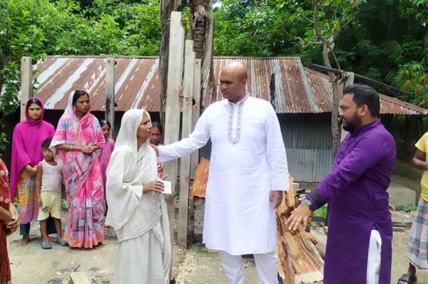 মিরসরাইয়ে অগ্নিকাণ্ডে ক্ষতিগ্রস্ত পরিবারের পাশে কেন্দ্রীয় যুবলীগ নেতা এলিট