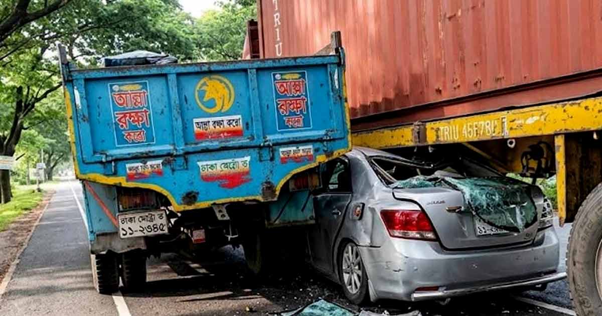 মহাসড়কে চলন্ত ট্রাকের নিচে প্রাইভেটকার, টেনে নিল ২০০ মিটার
