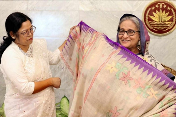 প্রধানমন্ত্রীকে কলা গাছের তন্তু থেকে তৈরি শাড়ি উপহার