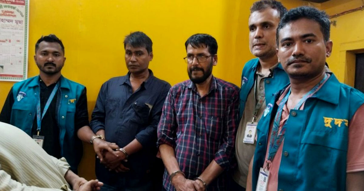 ঘুষ নিতে গিয়ে দুদকের হাতে আটক সাব-রেজিস্ট্রারসহ ৩