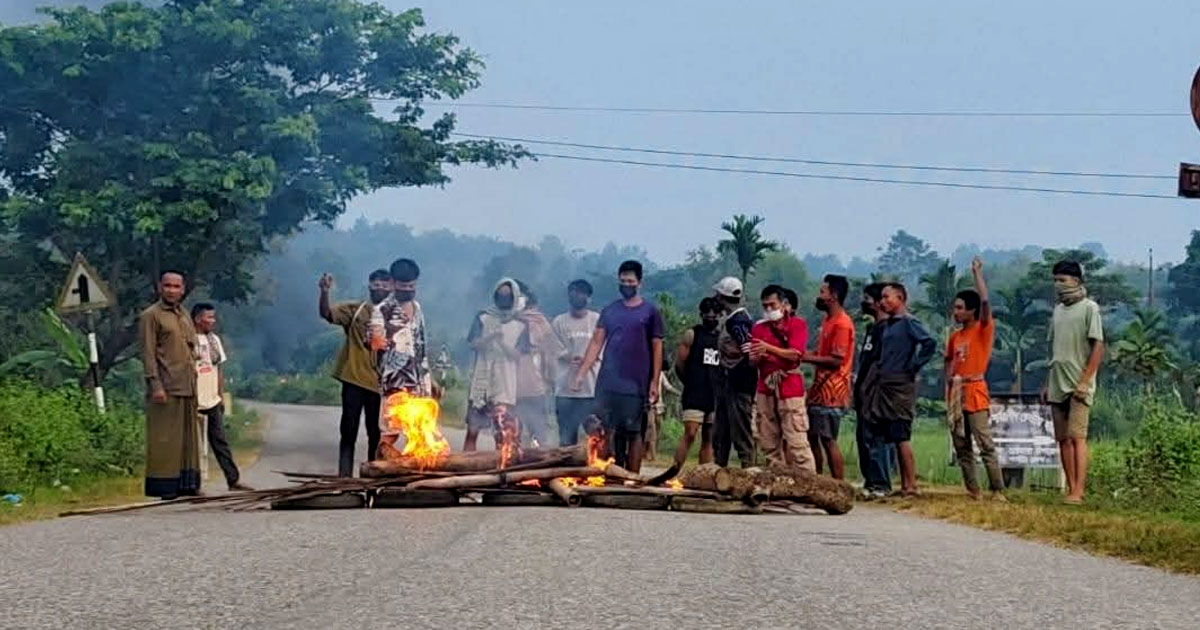 রাঙামাটি-খাগড়াছড়ি সড়কে ছাত্র-জনতার অবরোধ