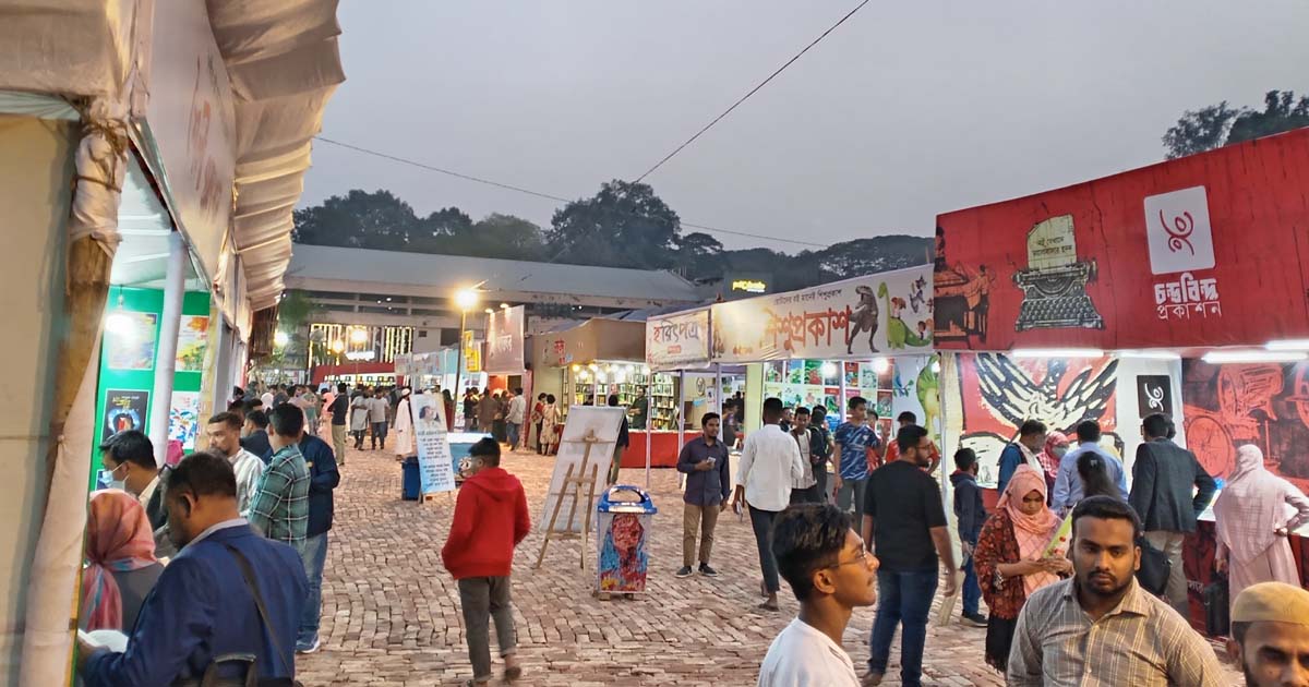 বইমেলায় দর্শনার্থী বেশি, পাঠক কম