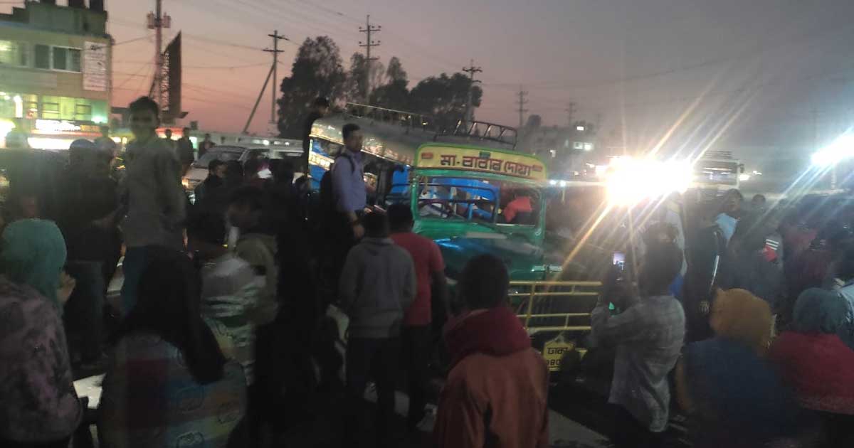 বৃদ্ধকে বাঁচাতে গিয়ে চাঁদের গাড়ি উল্টে আহত ১০   