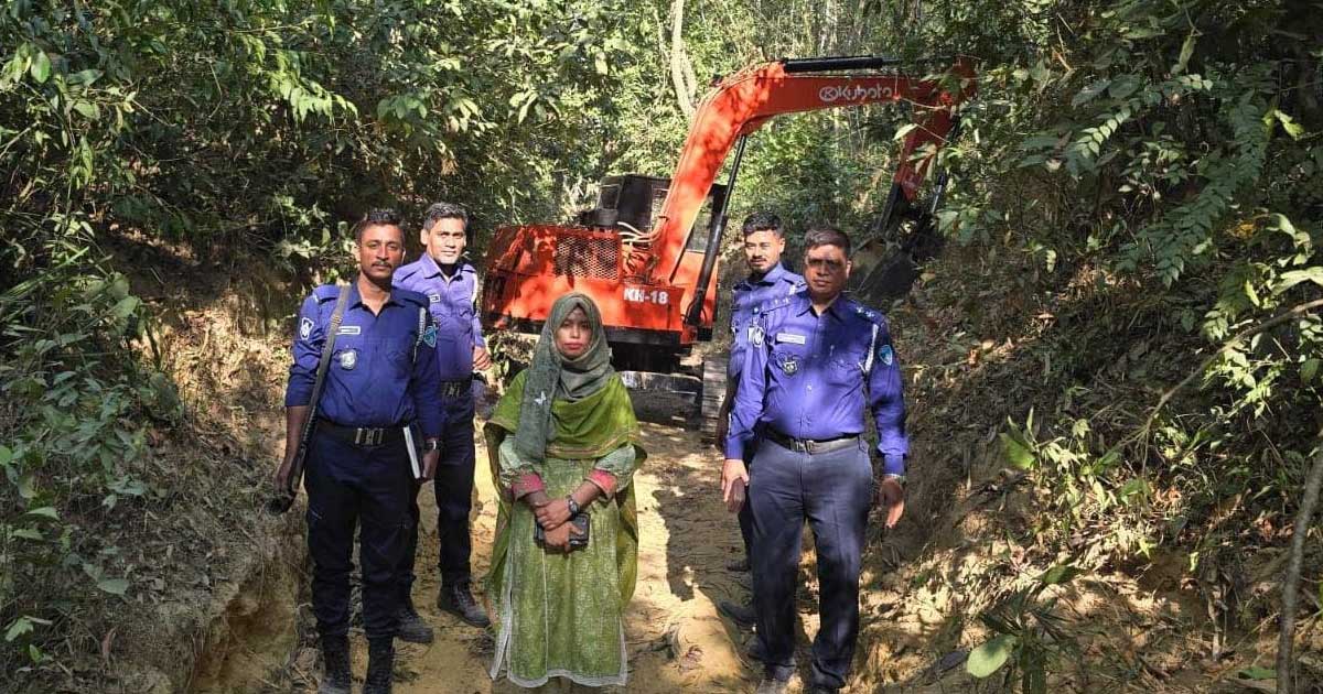 রাঙ্গুনিয়ায় পাহাড়ে উপজেলা প্রশাসনের অভিযান, স্কেভেটর জব্দ