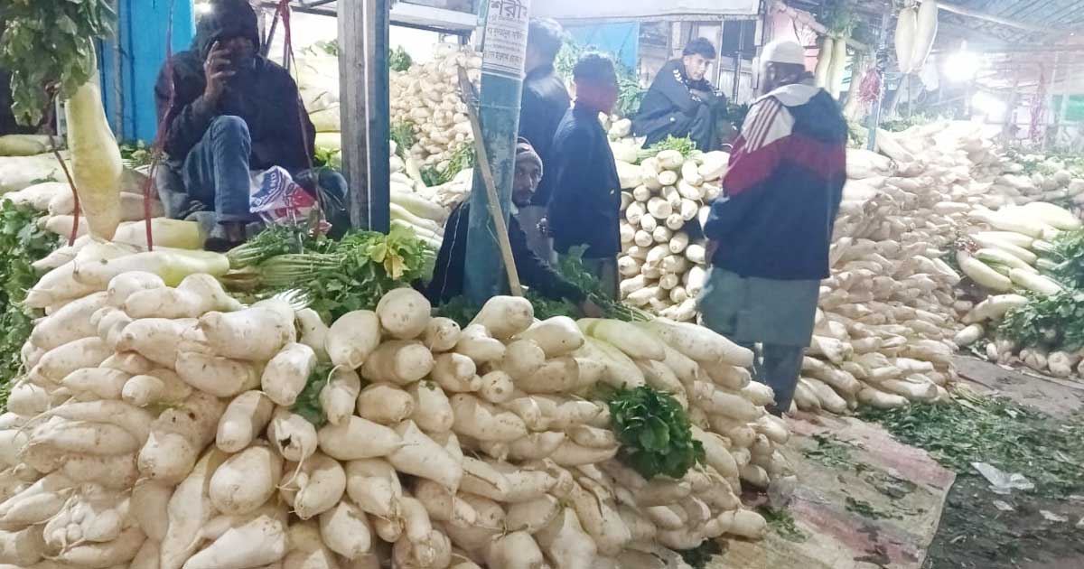 ফটিকছড়িতে মাঘের মেলায় রাস্তাজুড়ে মুলা আর মুলা