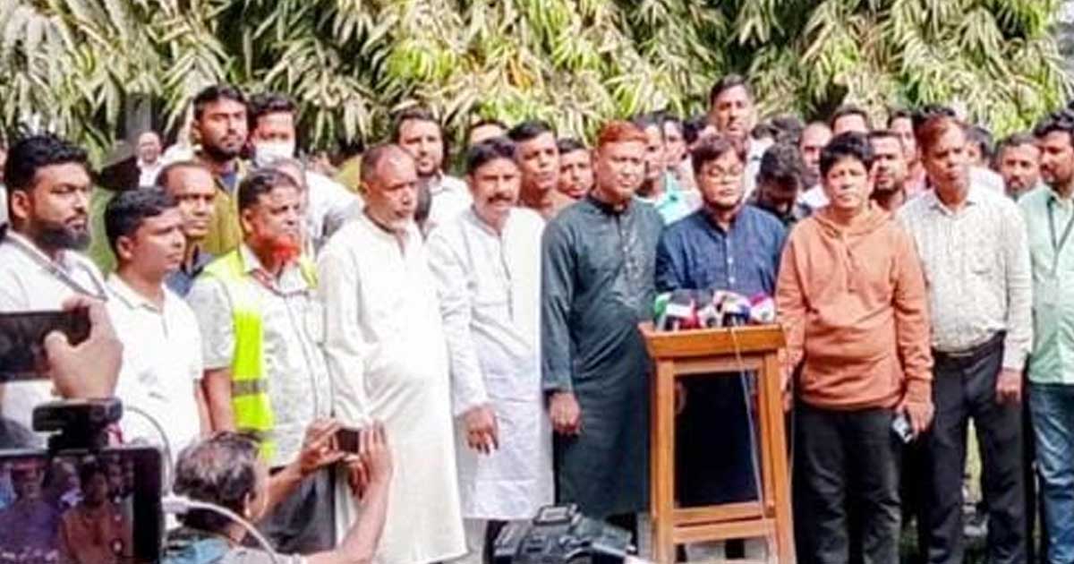 বদলি কর্মচারীর নেতৃত্বে ২৪ ঘণ্টার কর্মবিরতির ডাক বন্দরে