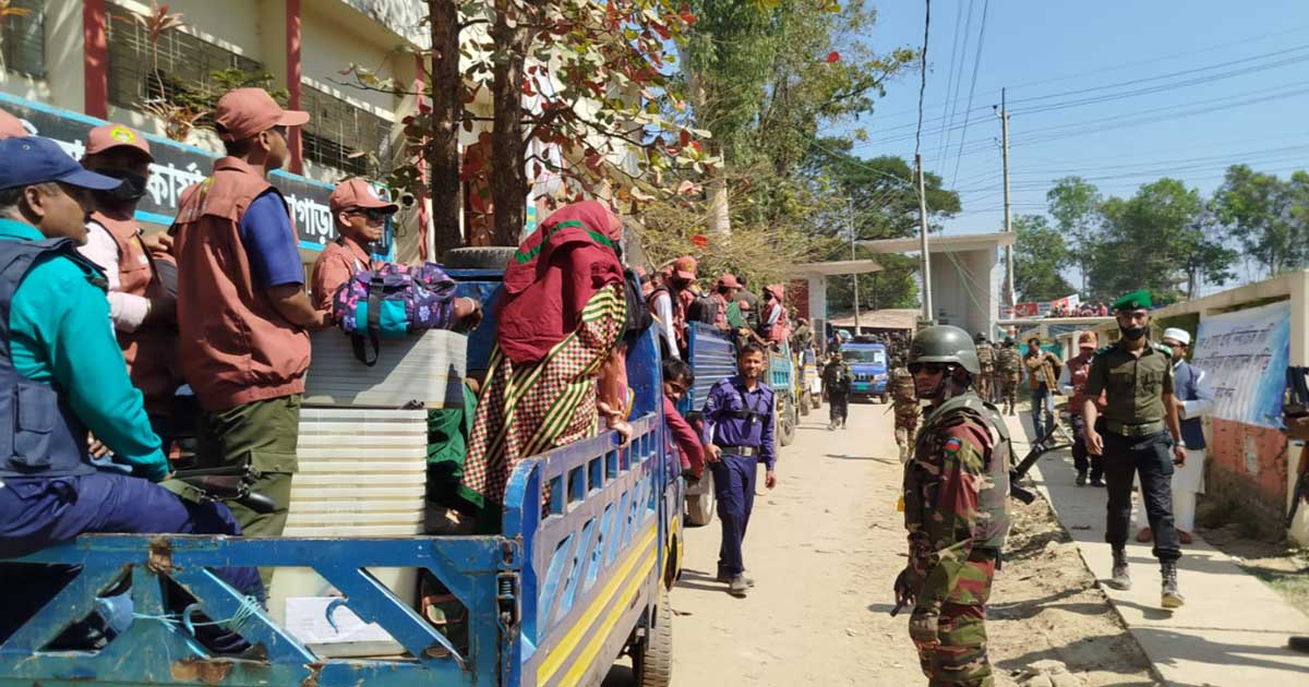 কাপ্তাইয়ে ২২ ভোট কেন্দ্রে পৌঁছালো নির্বাচনী সরঞ্জাম