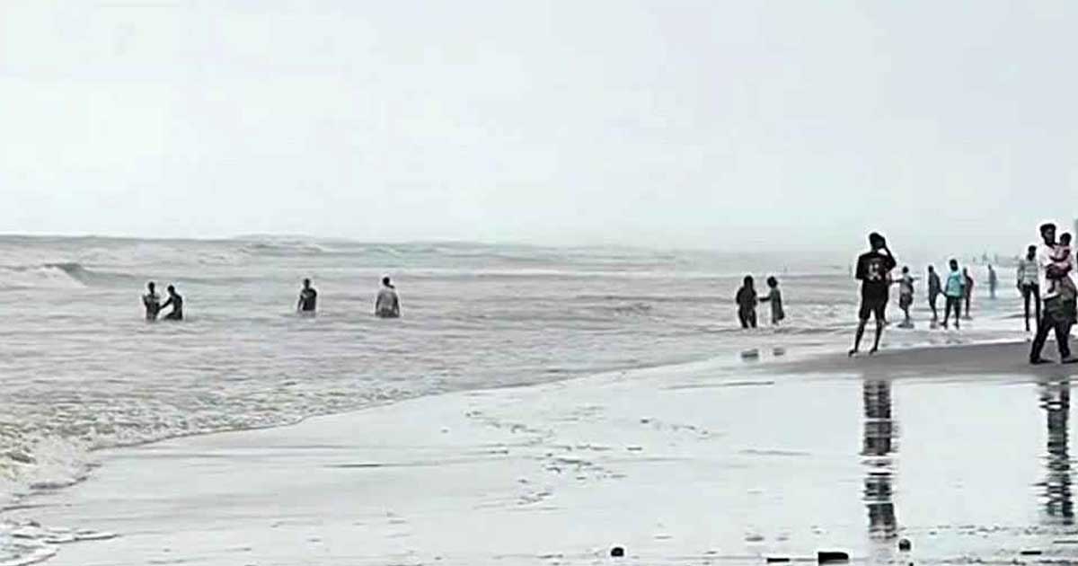 সমুদ্রসৈকতে ভেসে এলো অচেনা যুবক-যুবতীর মরদেহ