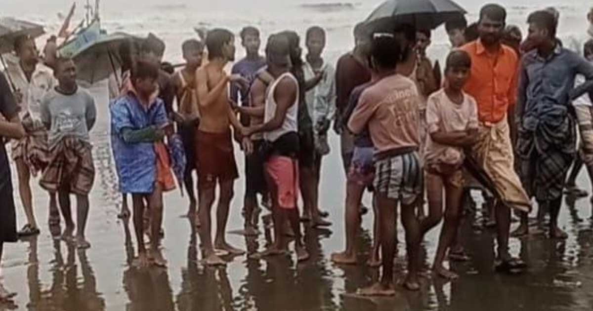 শাহপরীরদ্বীপে রোহিঙ্গাবাহী নৌকা ডুবি, নিখোঁজ ১৩