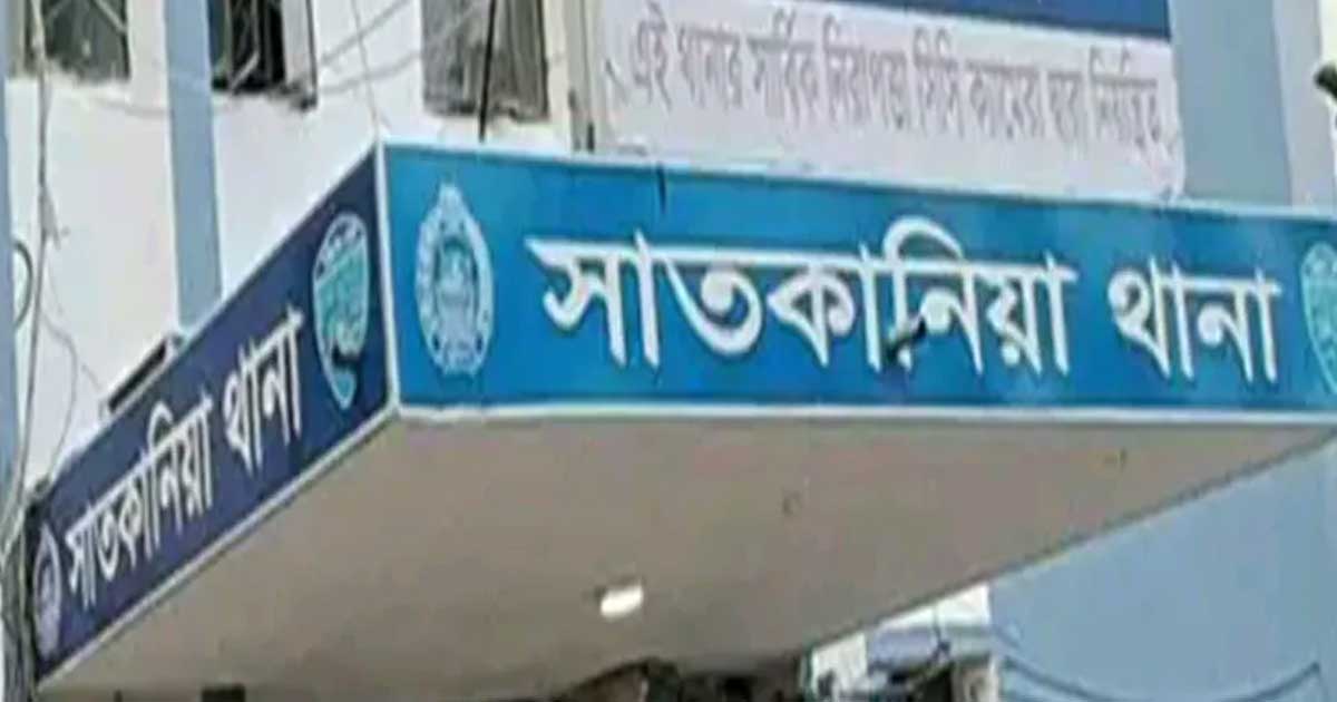 সাতকানিয়ায় ৬ বস্তা চোলাই মদে আগুন দিল জনতা, গ্রেপ্তার ৩