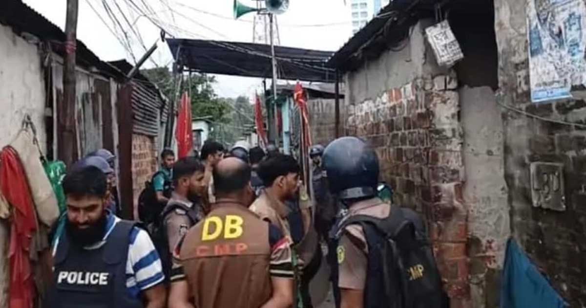 পুলিশের ওপর হামলার পর গাড়ি ভাঙচুর; গোপন সুড়ঙ্গে পালালেন বগা