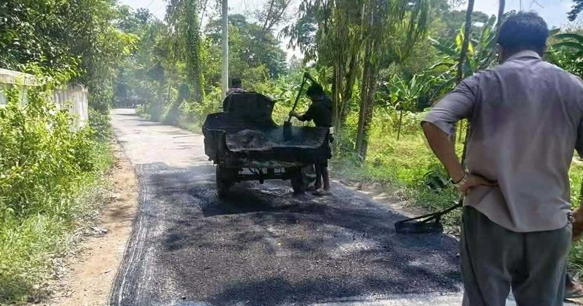 ৪০ লাখ টাকার সড়কে হাত দিলেই উঠে আসছে কার্পেটিং