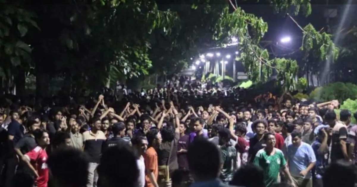 চুয়েটে ভিসি বদল, সায়েমকে ফেরানোর দাবিতে উপাচার্য ভবনে তালা