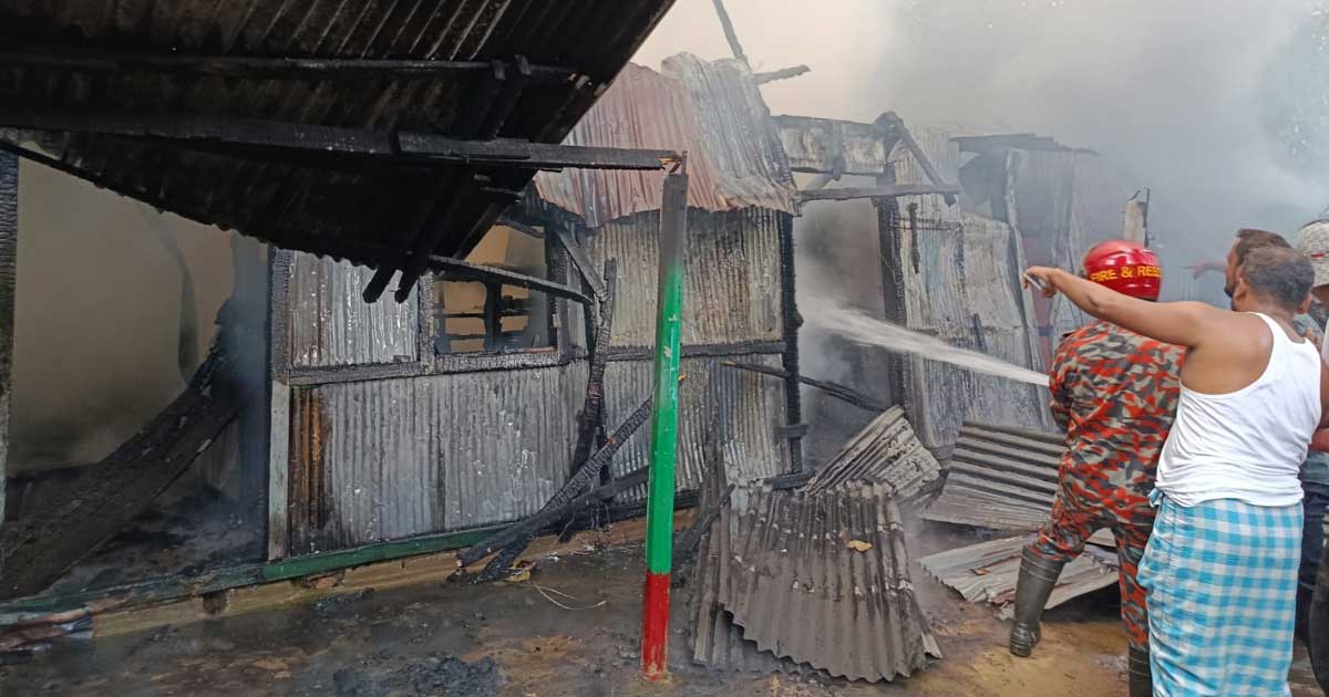 রামগড়ে গ্যাস সিলিন্ডারের লিকেজ থেকে আগুন, পুড়ল বসতবাড়ি