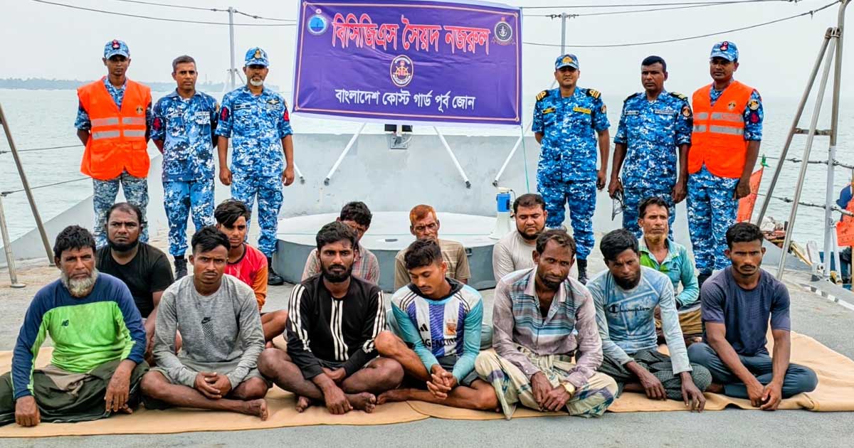 ইঞ্জিন বিকল হয়ে সমুদ্রে ভাসছিলো ১৩ জেলেসহ বোট, উদ্ধার করলো কোস্ট গার্ড