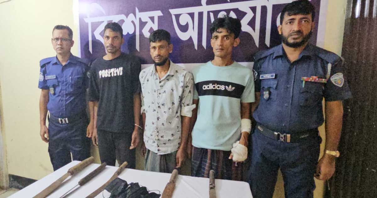 মিরসরাইয়ে ডাকাতির প্রস্তুতিকালে অস্ত্র-মুখোশসহ গ্রেপ্তার ৩