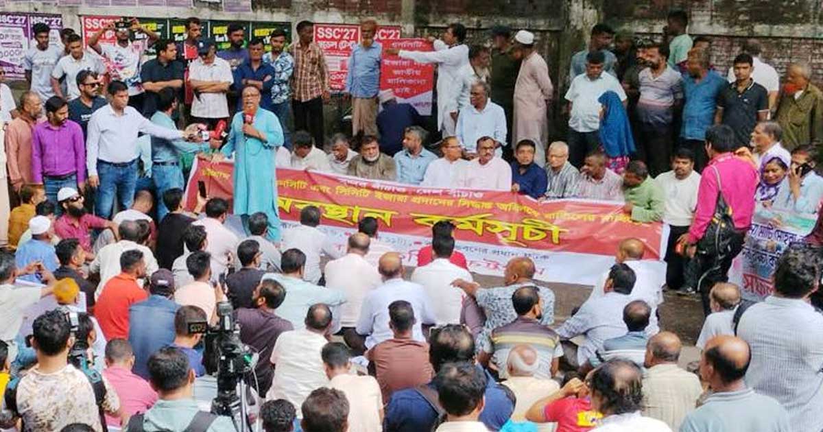 মূল ফটকে অবস্থান বন্দর রক্ষা কমিটির 