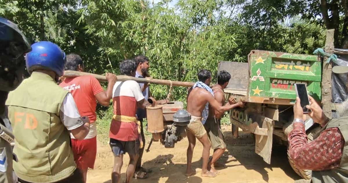 রামুতে বালু উত্তোলনবিরোধী অভিযান, ড্রেজার ও পাইপ জব্দ