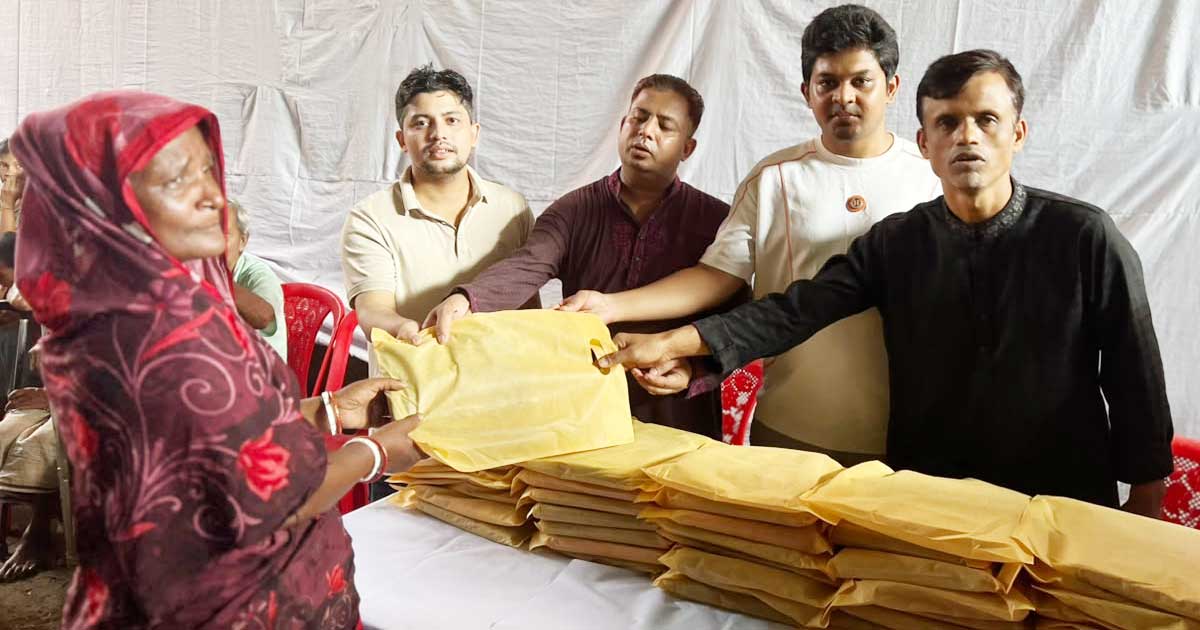লোহাগাড়ায় দুর্গাপূজায় উপহার ও আর্থিক অনুদান বিতরণ