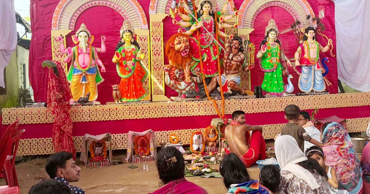আজ মহাসপ্তমী, ঢাকের বাদ্য আর শঙ্খধ্বনিতে মুখর পূজামণ্ডপ