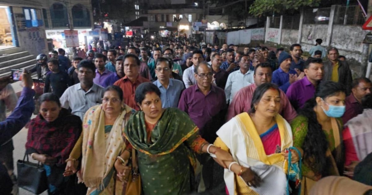 পুলিশের বাধা উপেক্ষা, চিন্ময় ব্রহ্মচারীর মুক্তির দাবিতে বিক্ষোভ রাঙামাটিতে