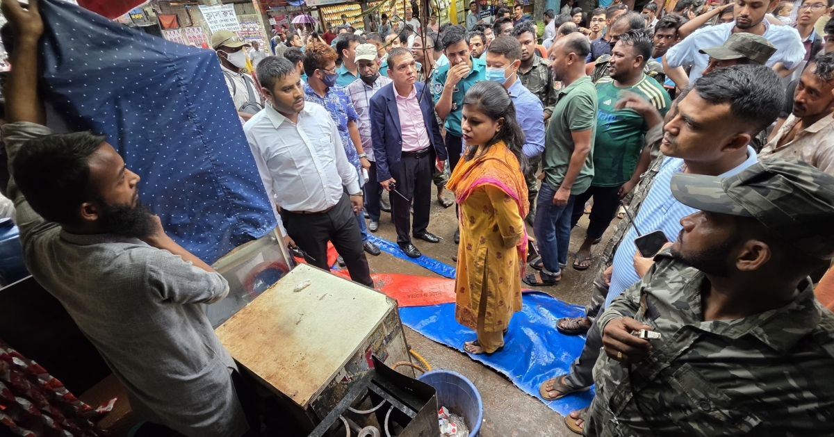 নিউ মার্কেট এলাকায় ফুটপাতে অভিযান, ১২ মামলা