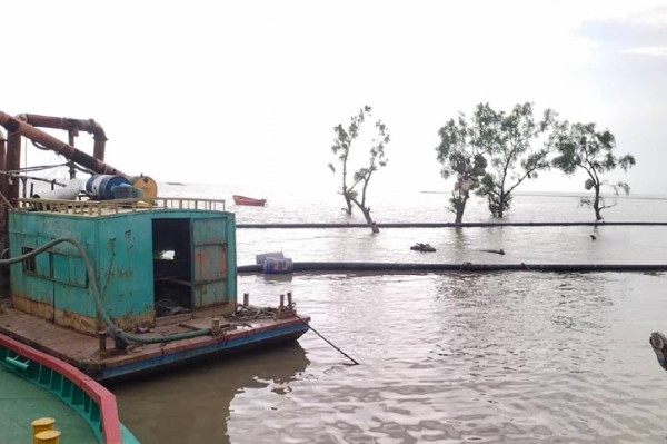 ড্রেজার ডুবে মিরসরাইয়ে ৮ শ্রমিক নিখোঁজ