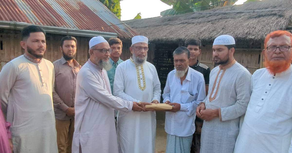 রামগড়ে শহীদ মজিদের পরিবারের বাড়ি নির্মাণে জামায়াতের ২ লাখ টাকা সহায়তা 