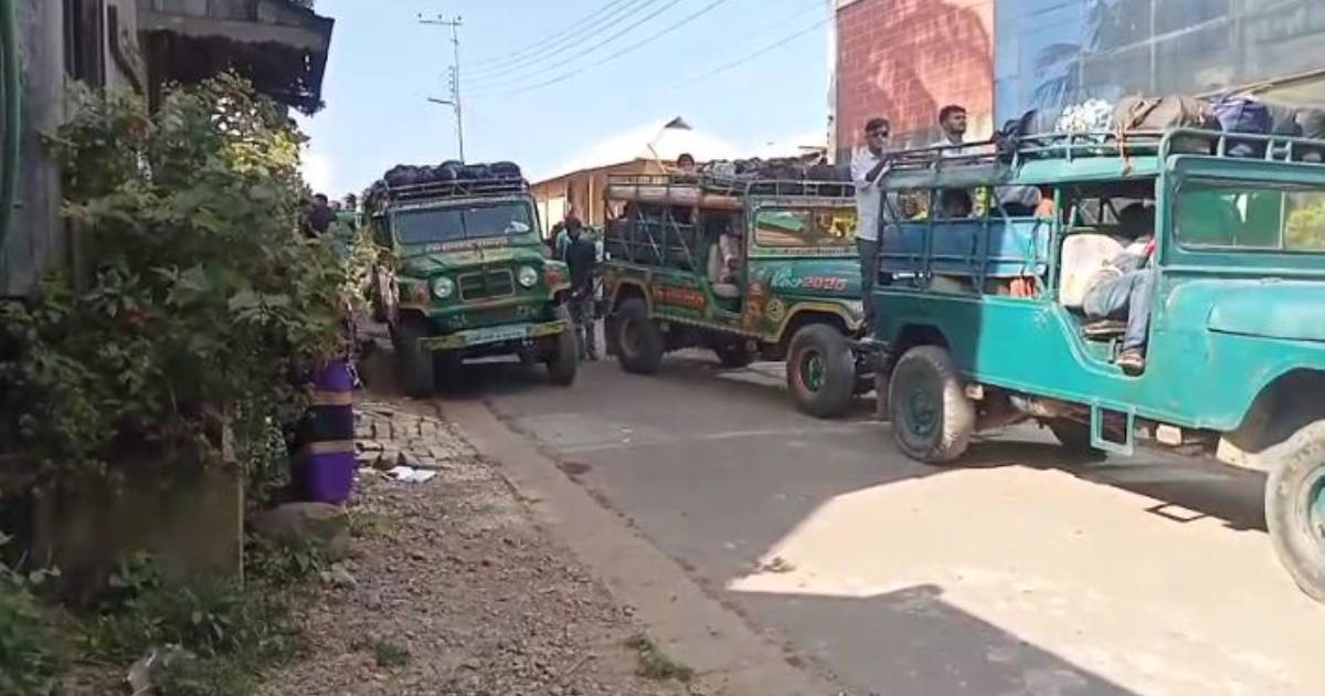 সাজেক সড়কে অবরোধ, আটকা প্রায় ২ হাজার পর্যটক