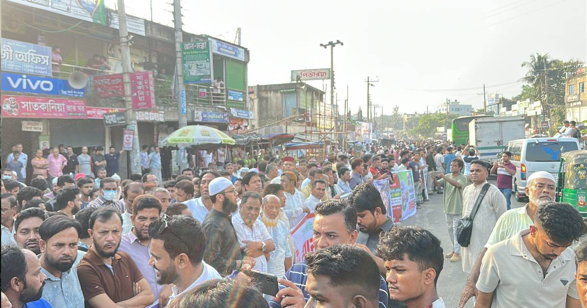 দোহাজারীকে উপজেলা ঘোষণার দাবিতে মানববন্ধন, মহাসড়ক অবরোধ