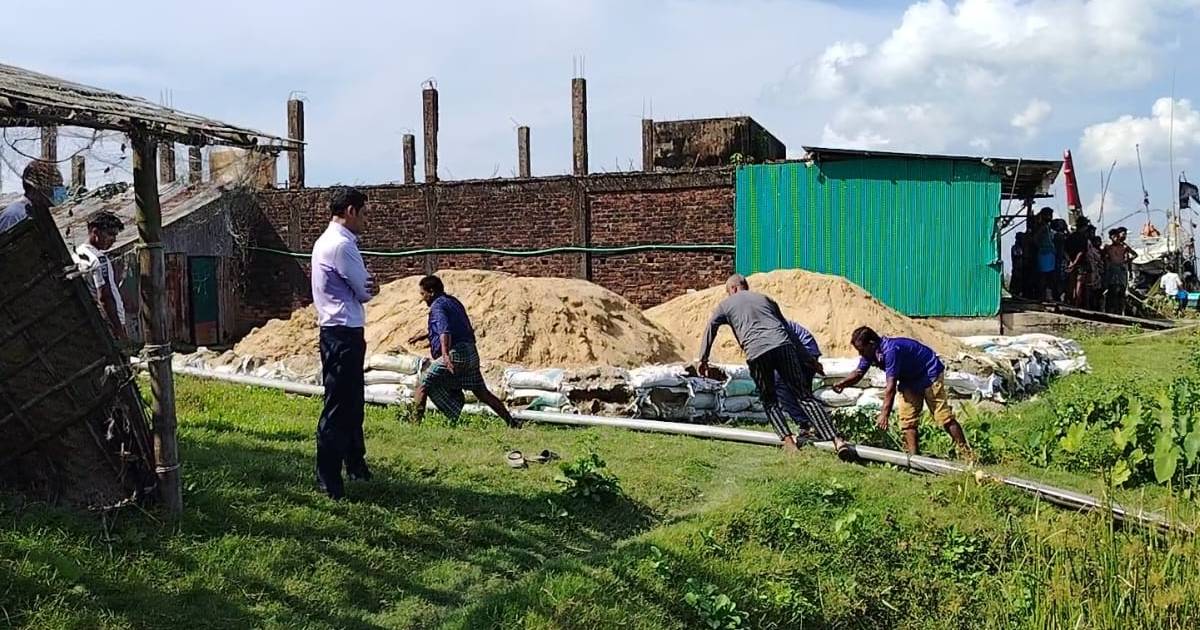 বাঁশখালীতে অবৈধ বালু উত্তোলন, জব্দ ৭০ ড্রেজার পাইপ ও এক্সকেভেটর