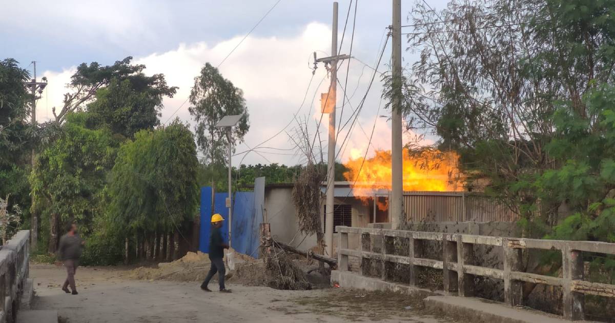 ৬০ ঘণ্টায়ও নেভেনি আগুন, ভিড় ঠেকাতে দিনেরাতে পাহারায় পুলিশ