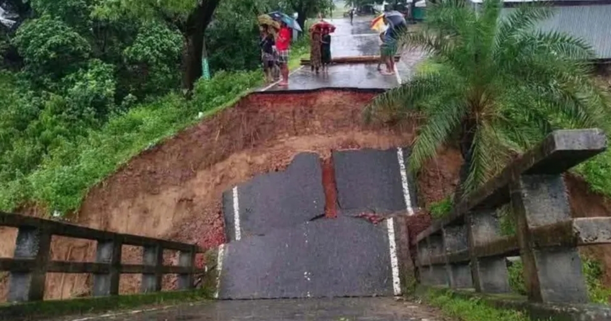 ধসে পড়েছে সেতু, বিচ্ছিন্ন বান্দরবান-রাঙ্গামাটি সড়ক যোগাযোগ