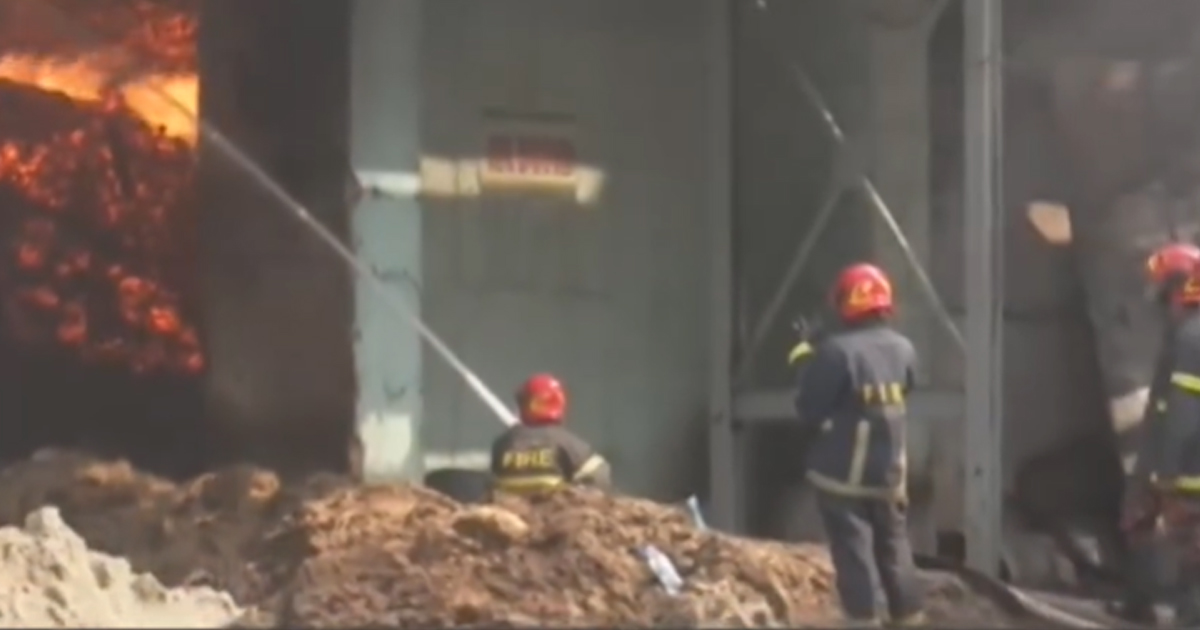 ১৮ ঘণ্টায়ও নেভেনি এস আলম সুগার মিলের আগুন