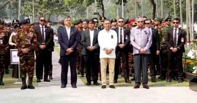 শহীদ সেনাকর্মকর্তাদের কবরে রাষ্ট্রপতি ও প্রধানমন্ত্রীর শ্রদ্ধা