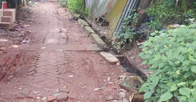 দুই যুগেও মেরামত হয়নি রাস্তা, দুর্গন্ধময় ড্রেনে নাকাল মানুষ 