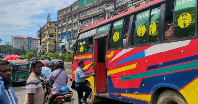 জ্বালানি তেলের বাড়তি দামের বোঝা যাত্রীর ঘাড়ে জ্বালানি তেলের বাড়তি দামের বোঝা যাত্রীর ঘাড়ে