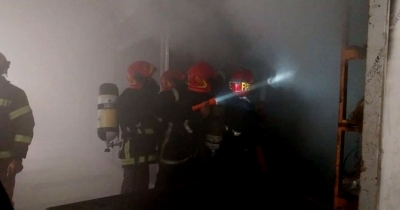 নিউমার্কেটে কাপড়ের গুদামে আগুন