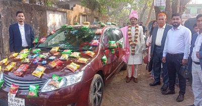 ফুল নয়, চিপসের প্যাকেটে সাজানো হলো বরের গাড়ি ফুল নয়, চিপসের প্যাকেটে সাজানো হলো বরের গাড়ি