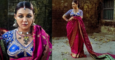 নীল ব্লাউজ আর গোলাপি শাড়িতে জয়া