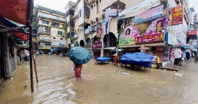 টানা বৃষ্টিতে ফের ডুবলো সড়ক-অলিগলি, বিপাকে চট্টগ্রামবাসী
