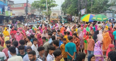 আতুরার ডিপোতে বকেয়া বেতনের দাবিতে সড়ক অবরোধ, ভোগান্তি আতুরার ডিপোতে বকেয়া বেতনের দাবিতে সড়ক অবরোধ, ভোগান্তি