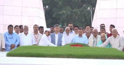 জিয়াউর রহমান ও খালেদা জিয়ার সমাধিতে প্রধানমন্ত্রীর শ্রদ্ধা জিয়াউর রহমান ও খালেদা জিয়ার সমাধিতে প্রধানমন্ত্রীর শ্রদ্ধা