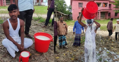১৫ লাখ হারিয়ে জুয়া ছাড়তে দুধে গোসল! ১৫ লাখ হারিয়ে জুয়া ছাড়তে দুধে গোসল!