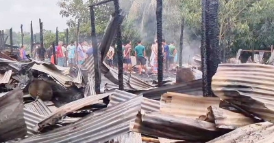 ভোররাতে আগুনে পুড়লো থানচির ১৩ দোকান