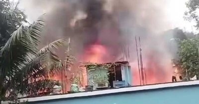 বোয়ালখালীতে আগুনে পুড়লো ৫ বসতঘর বোয়ালখালীতে আগুনে পুড়লো ৫ বসতঘর